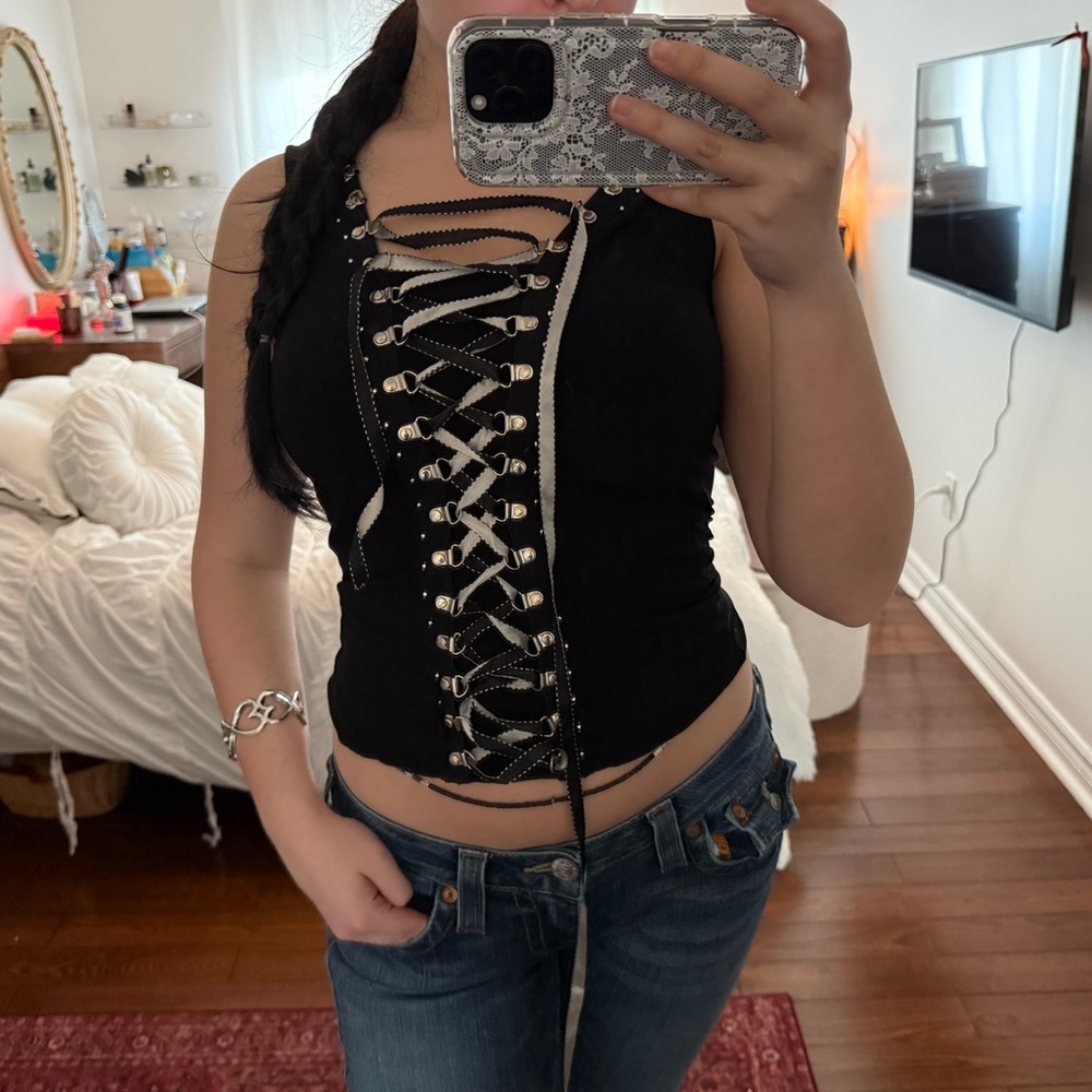 Vintage LIMITE Unique Lace up top with silver hardware 🐈‍⬛